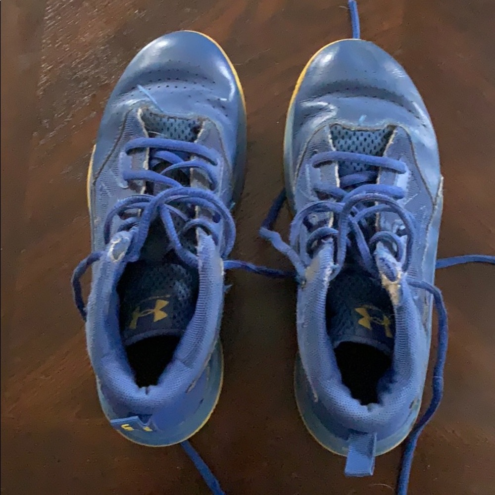 Boys underarmour shoes size 3